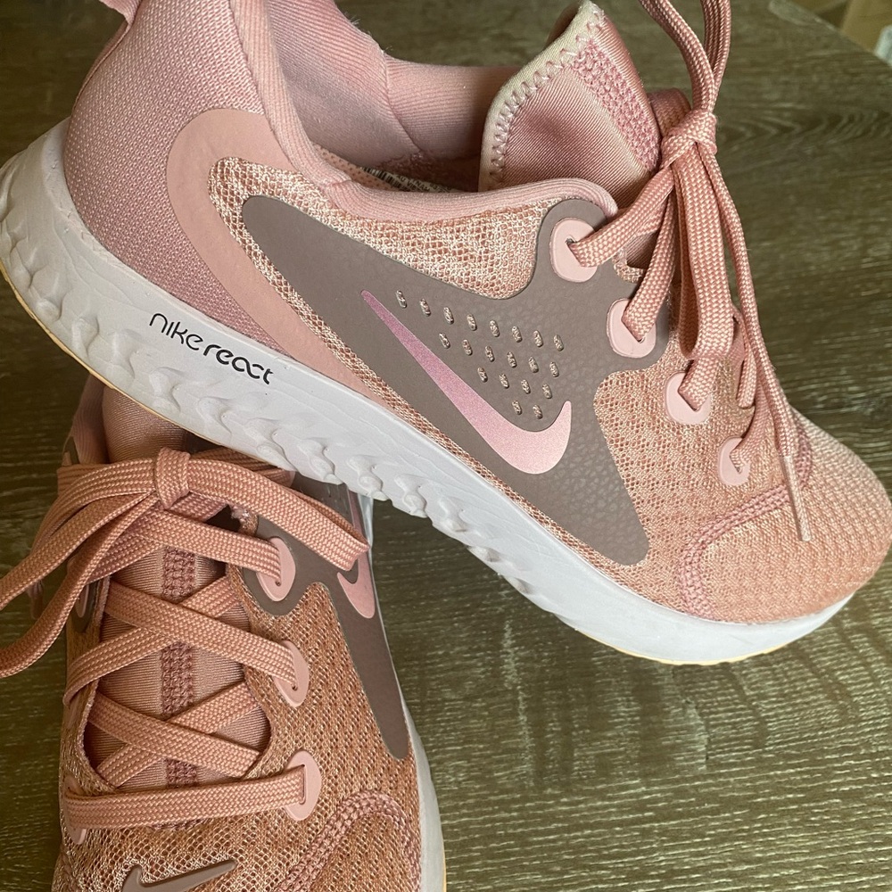 Tennis shoes